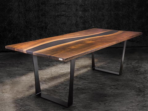 Designer Tisch aus Nussbaum und Epoxidharz mit gerader Kante Rohstahl schwarz