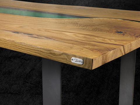 Designer Tisch mit Baumkante aus Massivholz Eiche mit Epoxidharz in Petrol Grün auf Maß