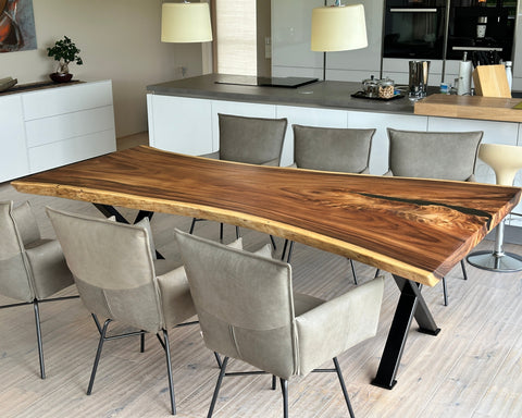 Baumstamm Tisch Akazie mit  Epoxidharz in dezenter Ausführung und X DUO Untergestell