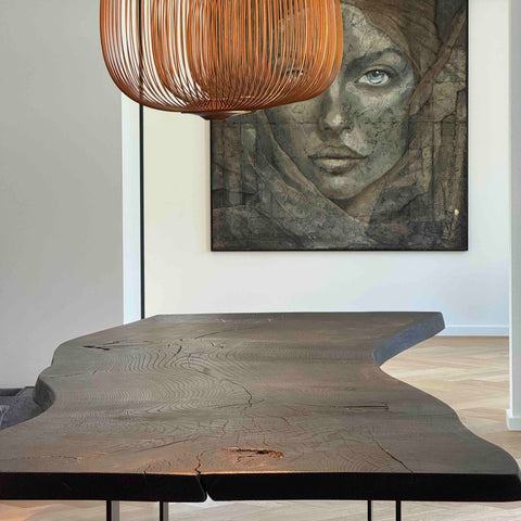 Esstisch Eichenbaum - Monolith aus einem Baumstamm - geköhlt auf Schwarzstahl Untergestell