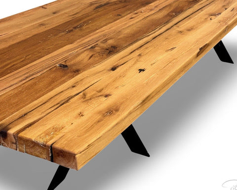 Esstisch Altholz Eiche Massiv und Rustikal - ideal für ein modernes Ambiente