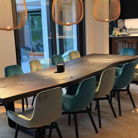 Esstisch Eichenbaum - Monolith aus einem Baumstamm - geköhlt auf Schwarzstahl Untergestell