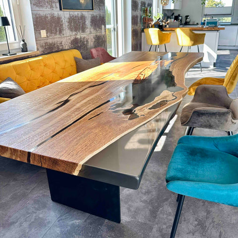 Esstisch Unikat Eichen Baumstamm Monolith mit Epoxidharz im Glossy Finish Design auf Stahlwangen