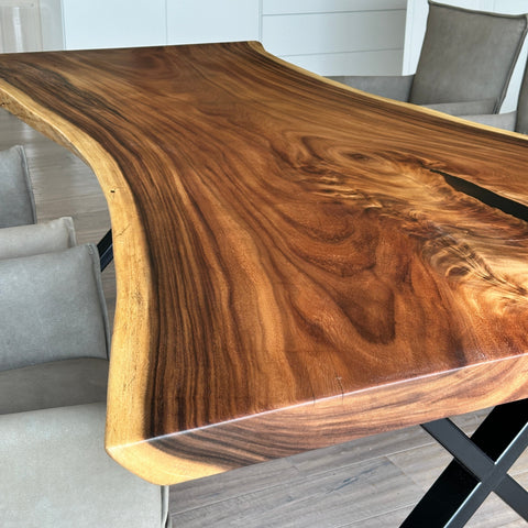 Baumstamm Tisch Akazie mit  Epoxidharz in dezenter Ausführung und X DUO Untergestell