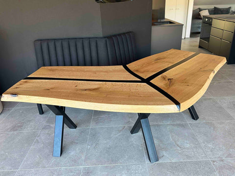 Esstisch Curve Design aus massiver Eiche mit dezenten Epoxidharz Verbindungen - X Untergestell