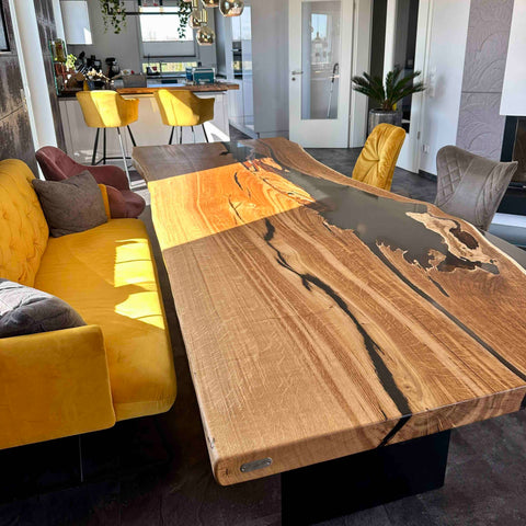 Esstisch Unikat Eichen Baumstamm Monolith mit Epoxidharz im Glossy Finish Design auf Stahlwangen