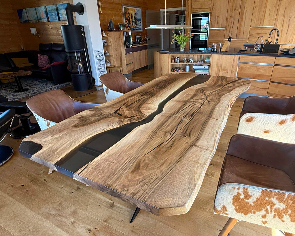 uriger esstisch aus Nussbaum mit epoxidharz
