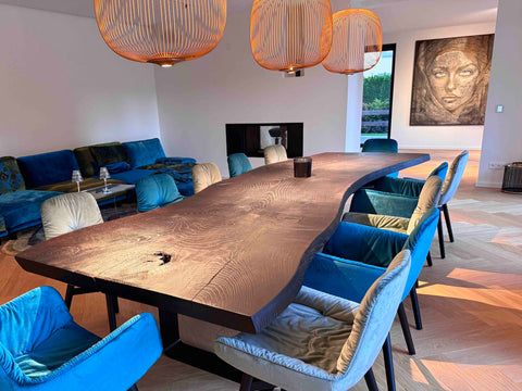 Esstisch Eichenbaum - Monolith aus einem Baumstamm - geköhlt auf Schwarzstahl Untergestell