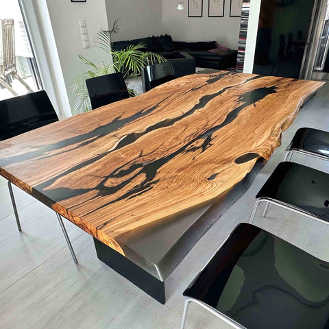 Design Epoxy Esstisch Unikat aus Olivenholz auf Stahlwangen