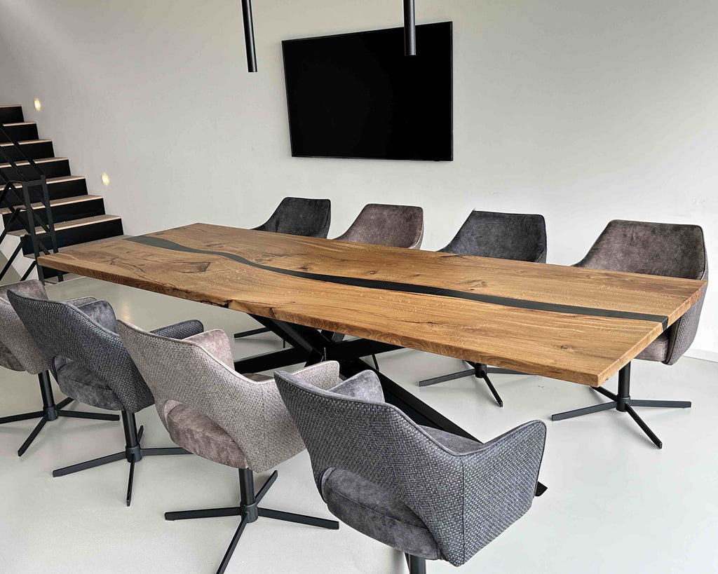 Designertisch aus massiver Eiche minimalistisch und exklusiv
