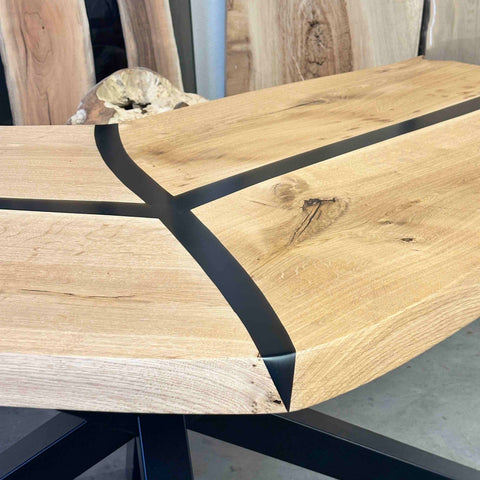Esstisch Curve Design aus massiver Eiche mit dezenten Epoxidharz Verbindungen - X Untergestell