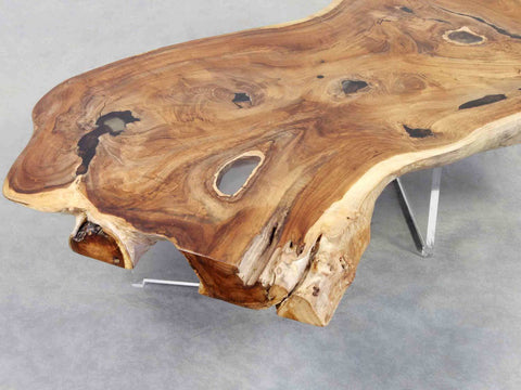 Exklusiver Couchtisch aus einer Teak Baumscheibe mit Epoxidharz und Design Untergestell