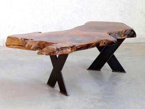 Massiver Teak Couchtisch aus einer Baumscheibe mit grau transparenter Kunstharz Füllung und Rostahl X