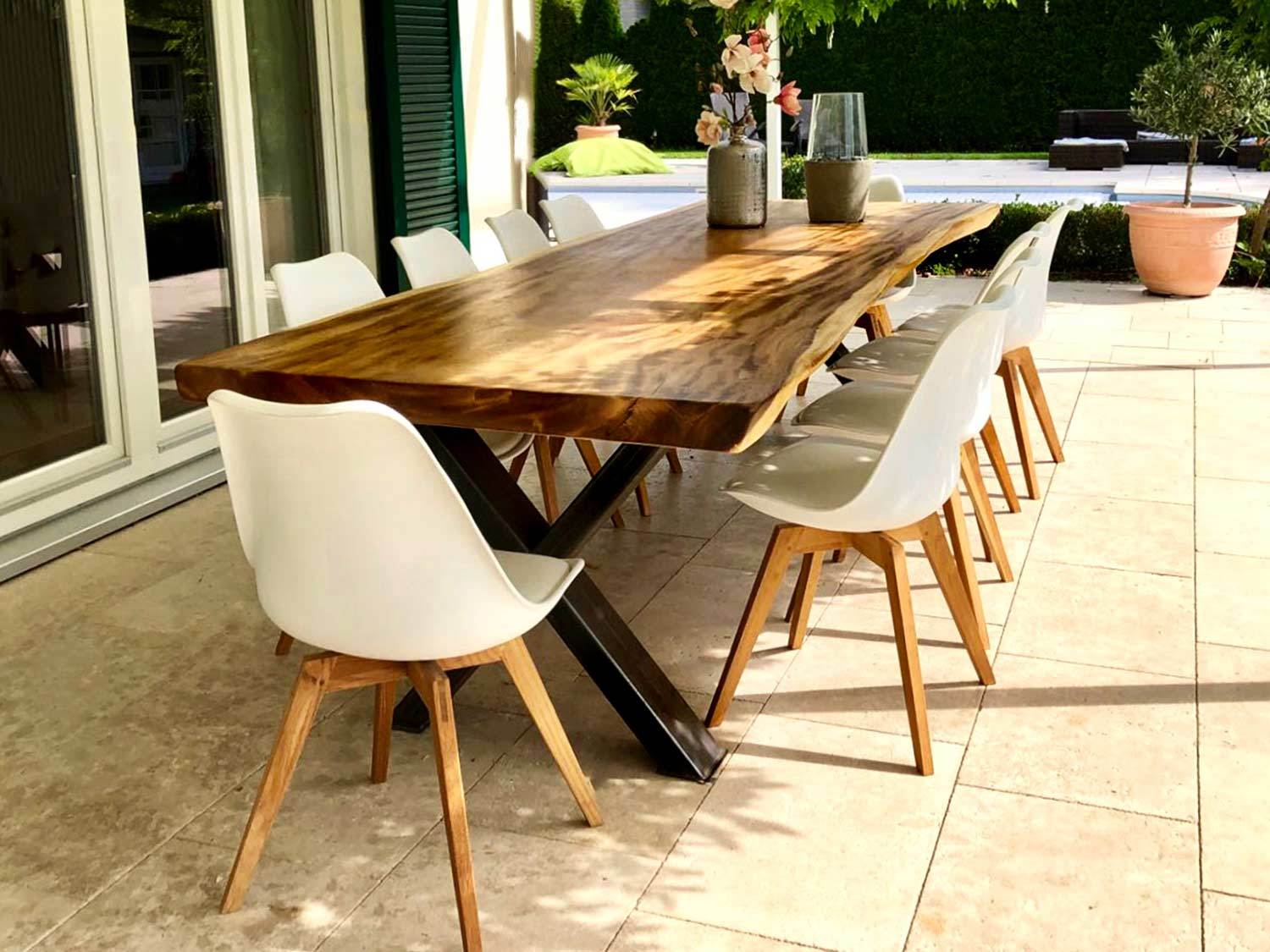 Massivholz Tische aus Baumplatten mit Baumkante und Untergestellen – Picassi