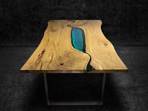 Designer Tisch mit Baumkante aus Massivholz Eiche mit Epoxidharz in Petrol Grün auf Maß