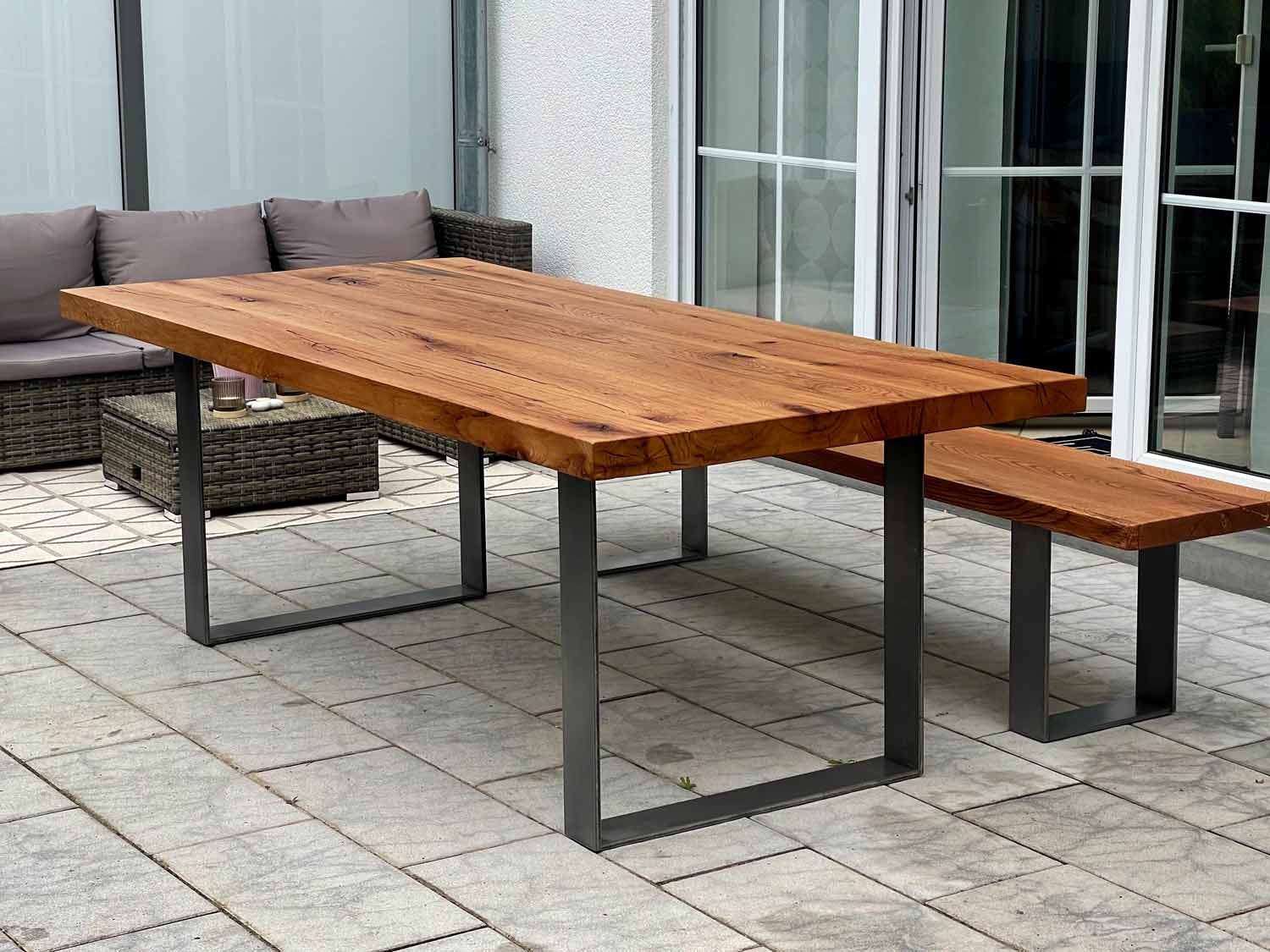Gartentisch Altholz Eiche Massiv mit Stahl Unterbau in Kufenform – Picassi