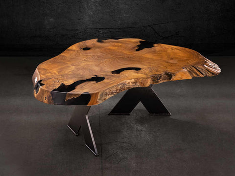 Wohzimmer Tisch LOFTY  Teakholz Baumscheibe mit Epoxidharz und Baumkante auf Rohstahl Untergestell