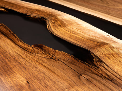 Tisch Nussbaum Kunstharz WAISTED aus 2 Baumplatten Baumkante Soft